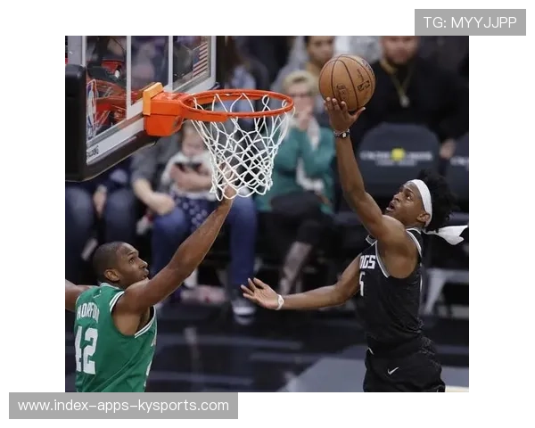 福克斯突破上篮稳稳得手，国王顽强抵抗