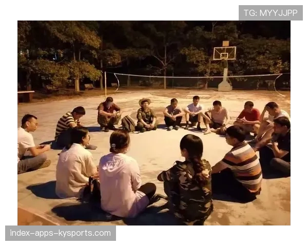 球场夜间观赛区安全灯光布局与应急照明策略，篮球场夜灯设计
